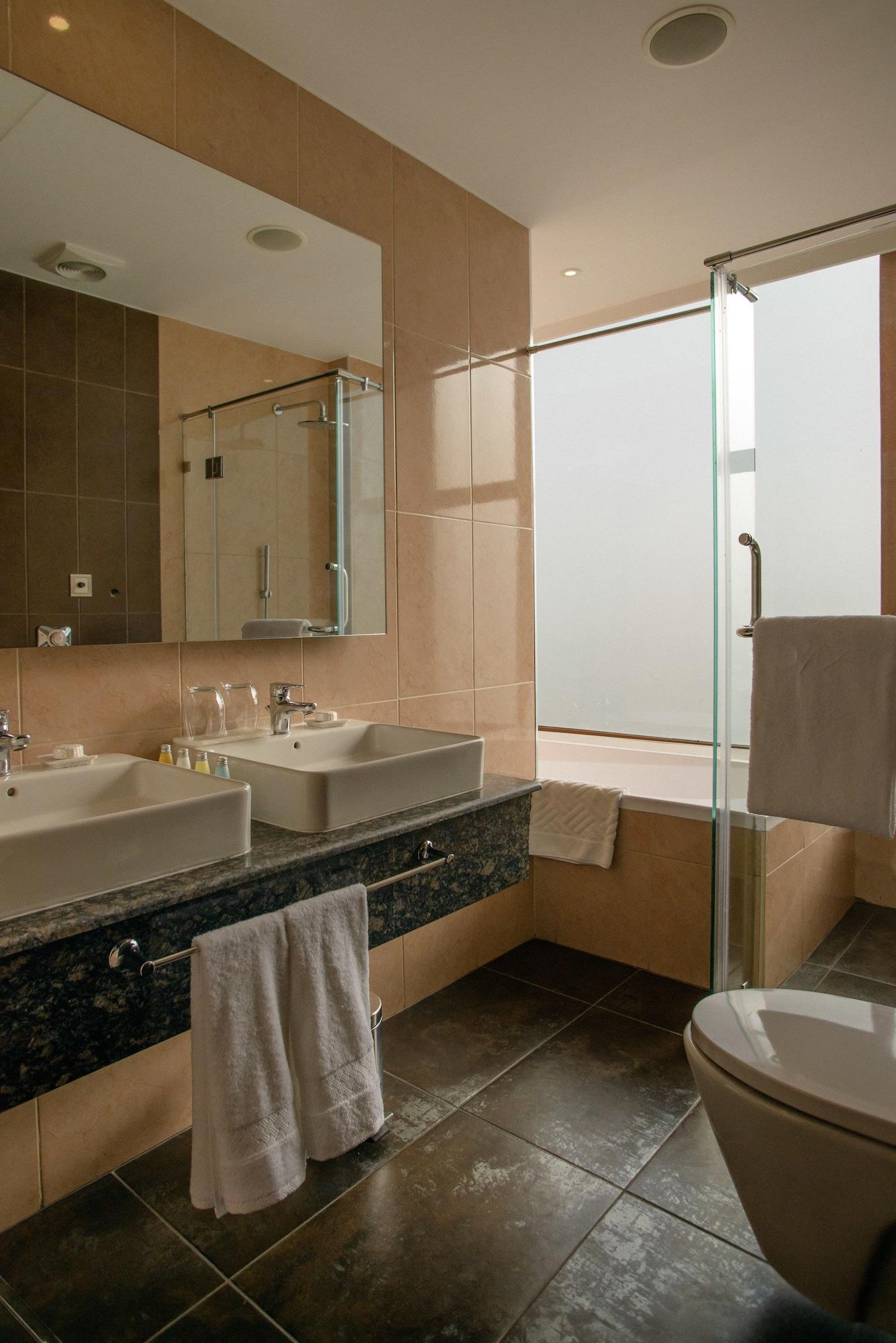 The Concord Hotel & Suites Nairobi Exteriér fotografie A bathroom with a shower enclosure